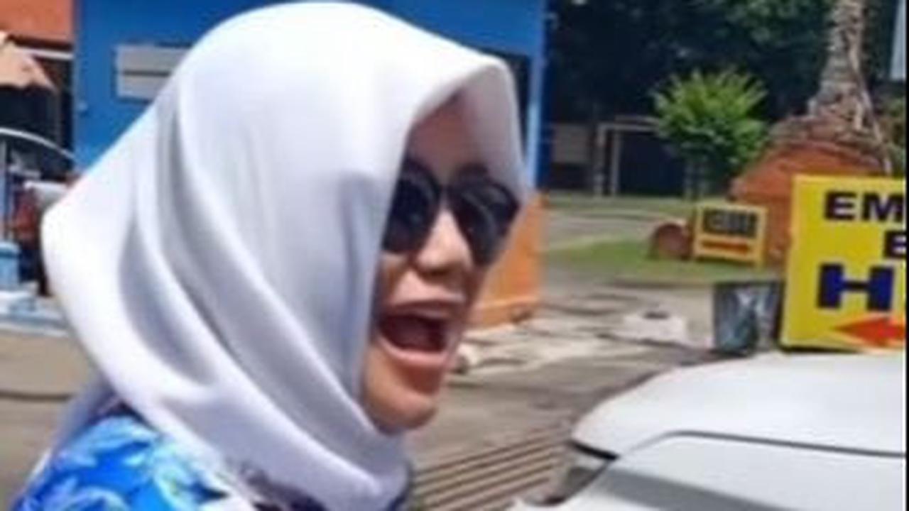 Beredar video viral seorang wanita pengemudi Pajero Sport bereaksi saat mobil yang baru dibeli 2 bulan itu diserempet truk.