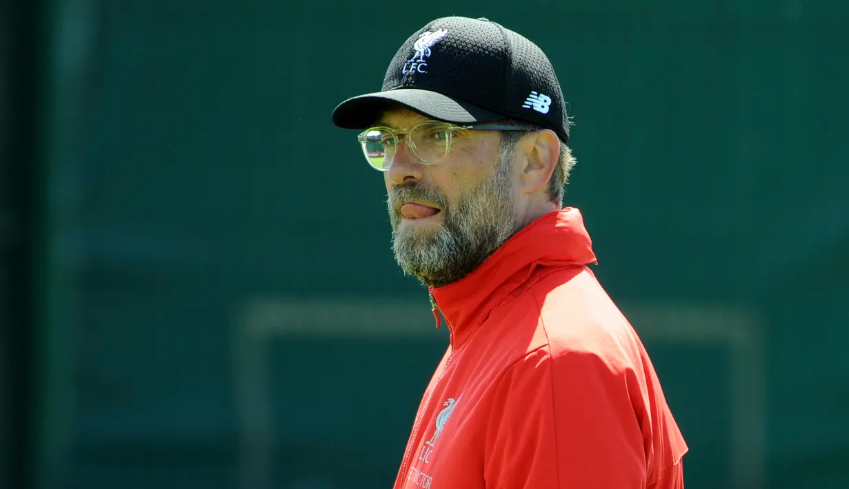 Ekspresi Manajer Liverpool Juergen Klopp saat memantau latihan anak asuhnya jelang laga final Liga Champions 2019 di Liverpool, Inggris, Selasa (28/5/2019). Liverpool akan menghadapi Tottenham Hotspurs dalam final Liga Champions di Estadio Wanda Metropolitano, 2 Juni 2019. (AP Photo/Rui Vieira)