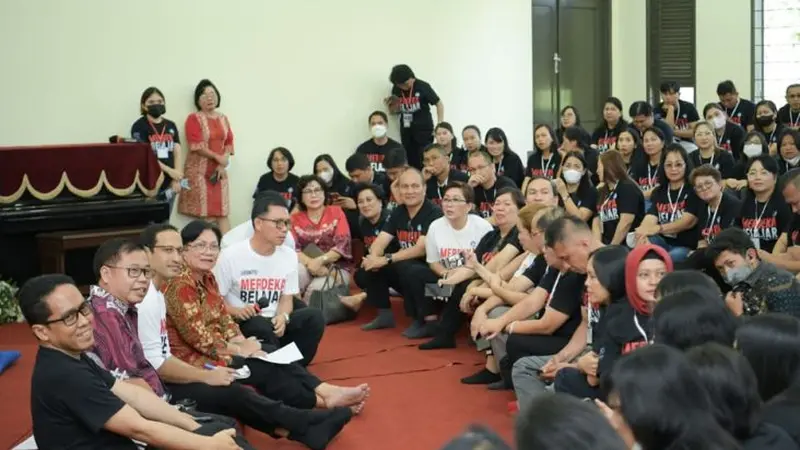 Nadiem Anwar Makarim berdialog dengan para pemangku kepentingan Program Guru Penggerak di Minahasa dan Tomohon, Sulut.
