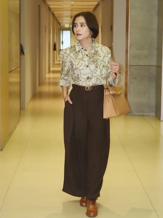 Office Look Naik Kelas, Prilly Latuconsina Tampil Effortless Sambil Jinjing Tas Hermès Rp380 Jutaan