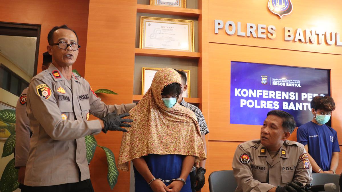 Sempat Dikira Perempuan, Pria Berjilbab Motif Bunga-Bunga Terjun ke Jurang Saat Tepergok Curi Sepeda Motor