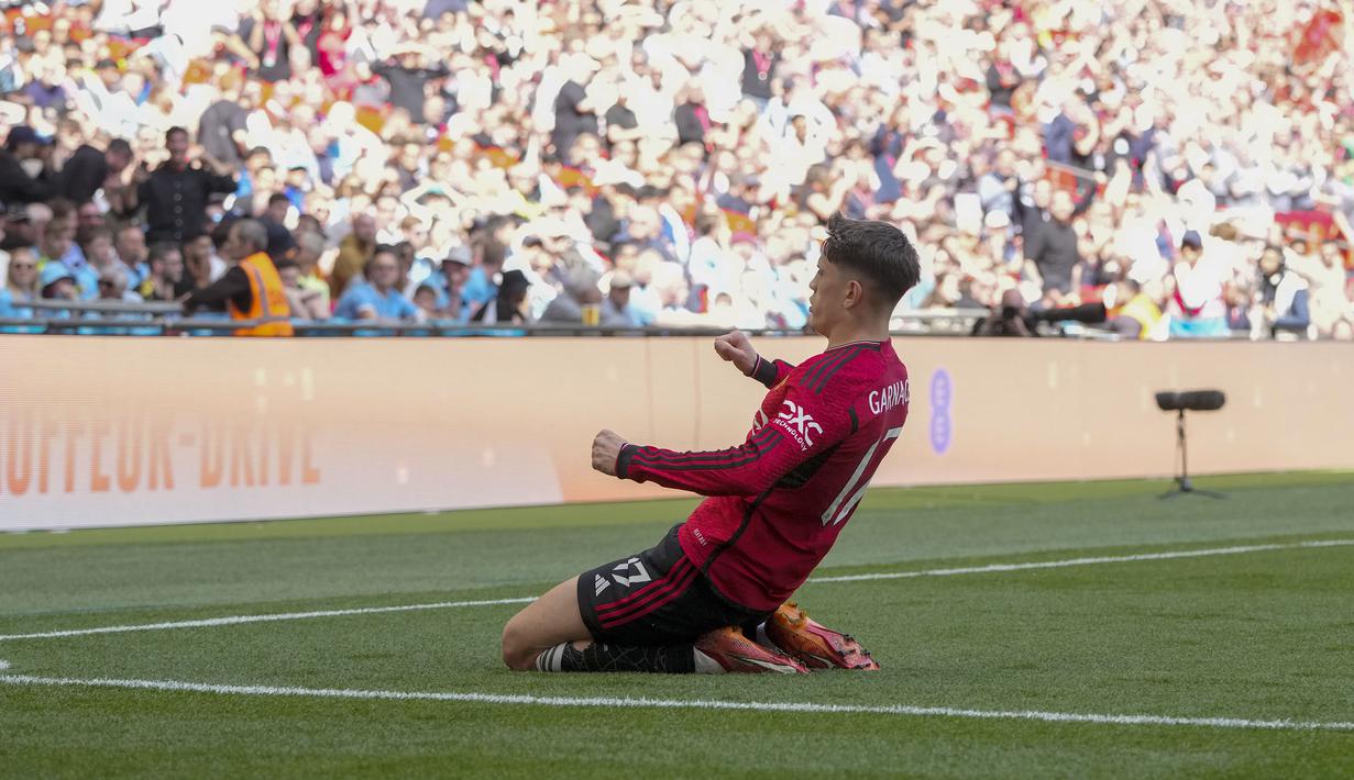 Selebrasi gelandang Manchester United, Alejandro Garnacho setelah mencetak gol pertama timnya ke gawang Manchester City pada laga final Piala FA 2023/2024 di Wembley Stadium, London, Sabtu (25/5/2024). (AP Photo/Kin Cheung)