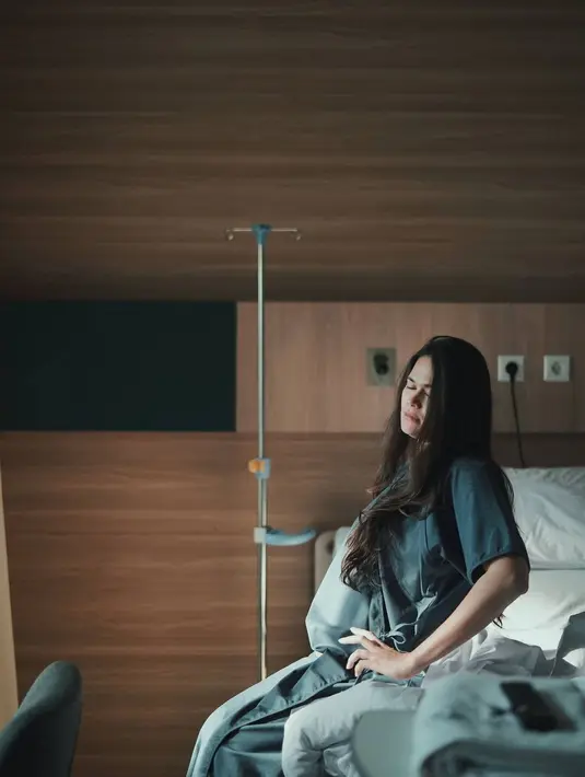 “Yeaaayyy istri yg baik ini sudah berhasil melahirkannya... ga nyakar.. ga jambak.. amannn... ga rusuh kmu.. kereeennn,” ungkap Ringgo Agus Rahman. (Instagram/ringgoagus)