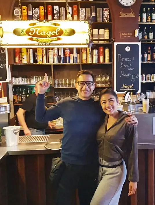 Dalam perjalanan liburan keduanya, Ari dan Inge mampir ke sebuah restoran bernama Nagel. Sebuah restoran ikonik yang ada di Hamburg sejak tahun 1848. Menjalani wisata kuliner hingga touring, kini keduanya pun sudah sampai Turki untuk melanjutkan perjalanannya kembali. (Liputan6.com/IG/@ariwibowo_official)