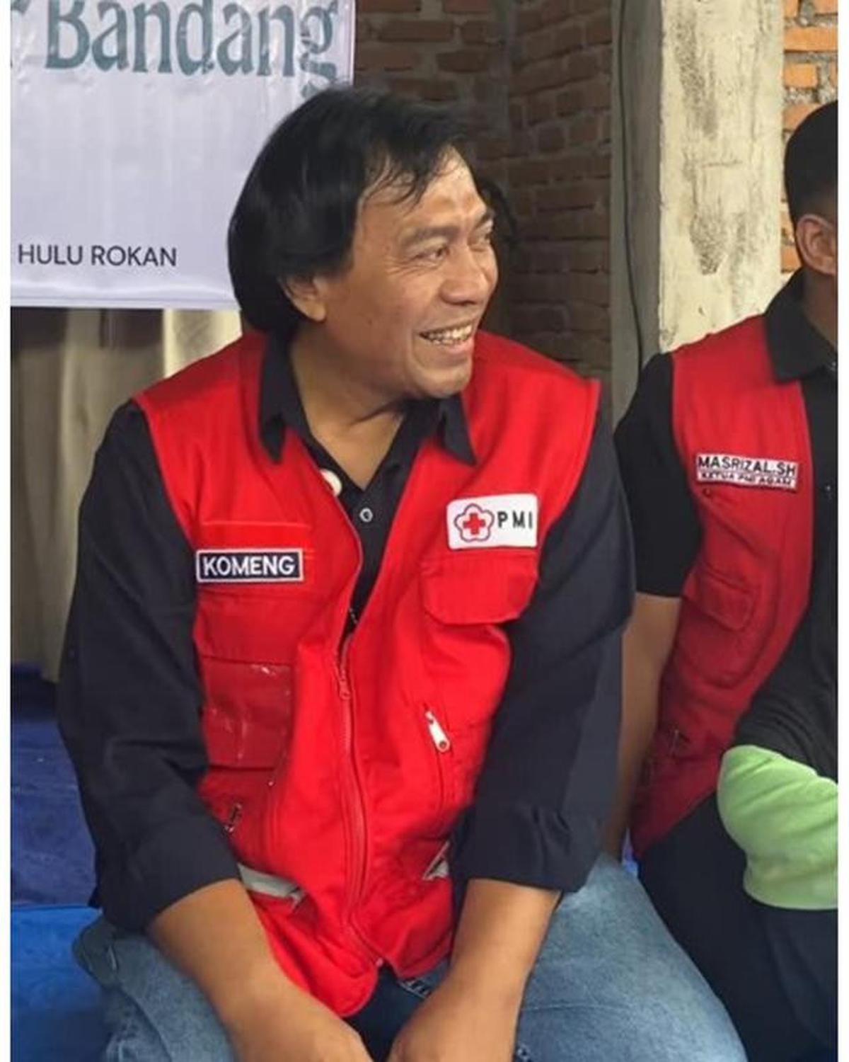 6 Potret Komeng Jadi Relawan di Padang, Hibur Korban Banjir dengan Canda Khasnya
