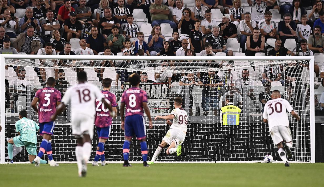 Salernitana behasil menggandakan skor menjadi 2-0 di masa injury time babak pertama. Gol dicetak melalui eksekusi penalti Krzysztof Piatek usai Gleison Bremer dinyatakan handball di dalam kotak penalti. (LaPresse via AP/Fabio Ferrari)