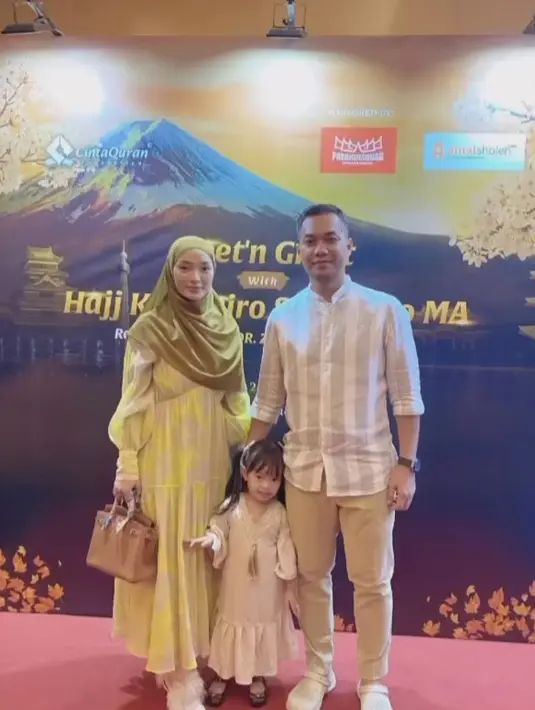 Dia terlihat cantik dengan hijab dan dress saat pergi ke salah satu acara