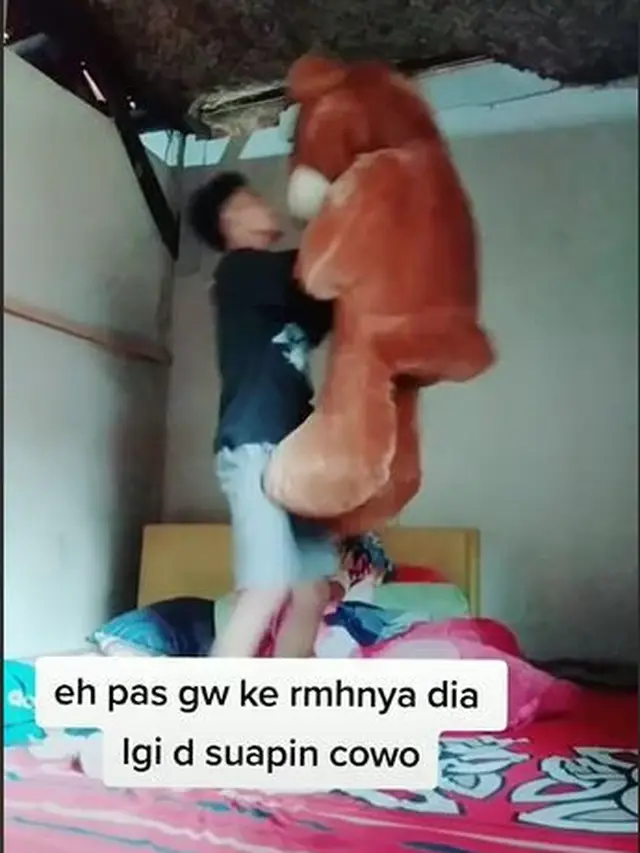 Jadi Kuli 5 Bulan Demi Beli Boneka Raksasa, Pria Ini Justru Diselingkuhi Kekasihnya