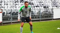 Gelandang Timnas Australia U-20, Liam Rose, jadi salah satu pemain yang diturunkan Paul Okon saat beruji coba dengan Coast Central Mariners FC (25/8/2016). (Bola.com/Football Australia)