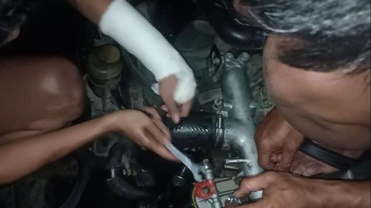 Prajurit asal Atambua, Nusa Tenggara Timur (NTT) itu terlihat sangat mahir ketika diminta mengecek kerusakan dalam mesin truck.<br>