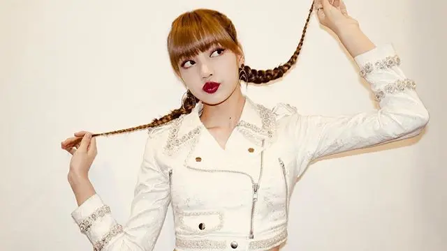 Identik dengan Poni, Ini 7 Model Gaya Rambut Lisa Blackpink