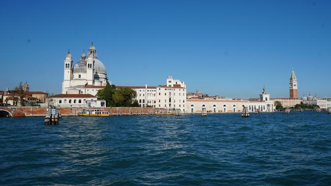 Perjalanan dari The Port of Venice menuju lokasi wisata Venesia bisa ditempuh kurang dari 30 menit. Sederet bangunan tua langsung terlihat sesaat sebelum kapal merapat ke dermaga. (Liputan6.com/Marco Tampubolon)