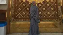 Selama berada di kota suci, penampilan Kartika ini memang sangat menyejukan hati. Ia memakai baju gamis dan kerudung Syar’i yang membuatnya makin memesona. (Instagram/kartikaputriworld)