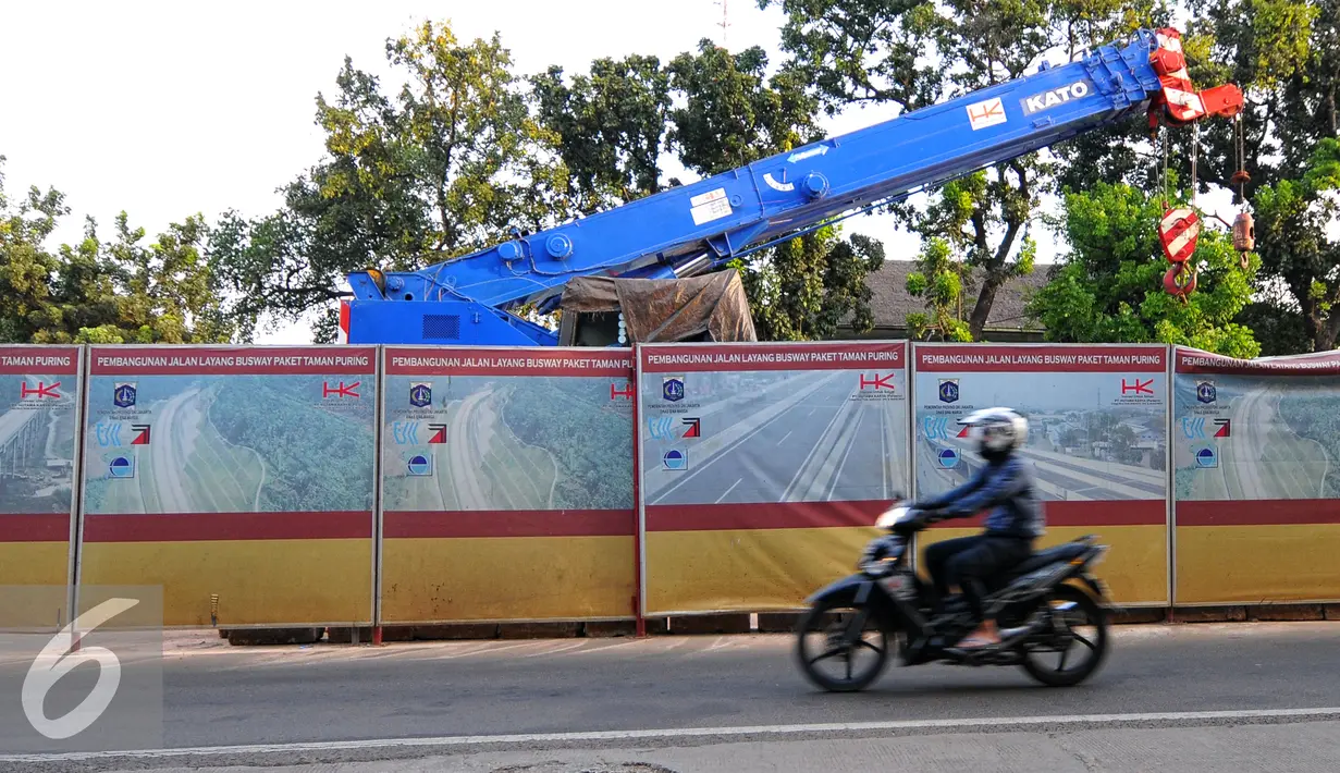 Pembangunan jalan layang khusus bus Transjakarta paket Taman Puring berhenti sementara selama libur Lebaran, Jakarta, Rabu (15/7/2015). Jadwal proyek pembangunan tidak terganggu karena sudah memperhitungkan libur hari raya. (Liputan6.com/Yoppy Renato)