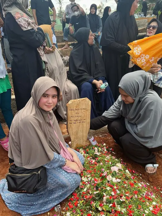 Artis Tissa Biani baru saja berduka. Ayahnya, Bobby Begjo Warasno meninggal dunia pada Minggu (2/4/2023). Penyanyi dan pemeran itu bersyukur sudah mewujudkan keinginan terakhir ayahnya. [Instagram/tissabiani]