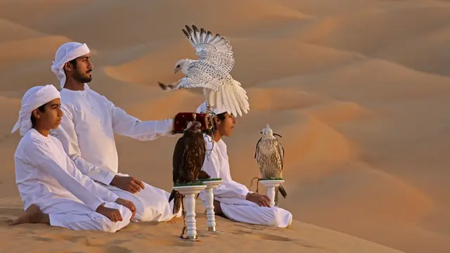 FOTO: Melatih Elang di Gurun Liwa Abu Dhabi