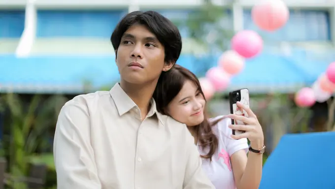 couple februari tampak cuek