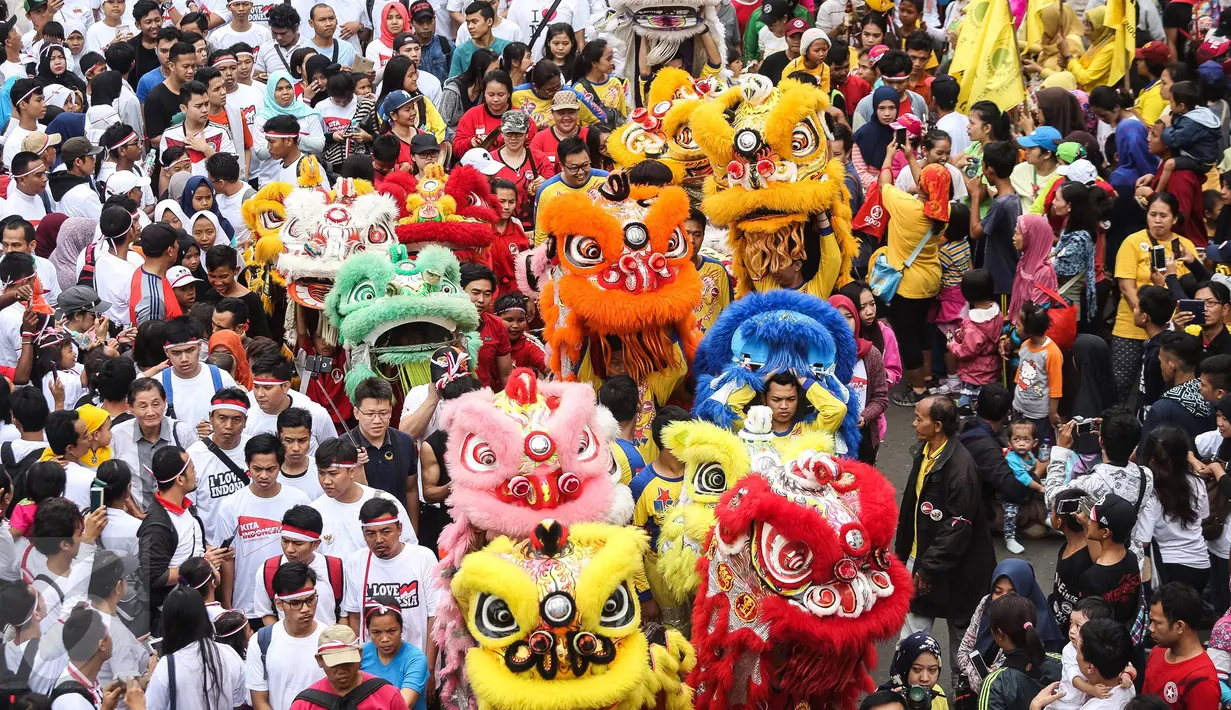 Pertunjukan barongsai memeriahkan parade kebudayaan 'Aksi Kita Indonesia' di area Car Free Day, Bundaran HI, Jakarta, Minggu (4/12). Kegiatan 'Aksi Kita Indonesia' dimeriahkan kesenian, budaya daerah, doa, dan lainnya. (Liputan6.com/Fery Pradolo)