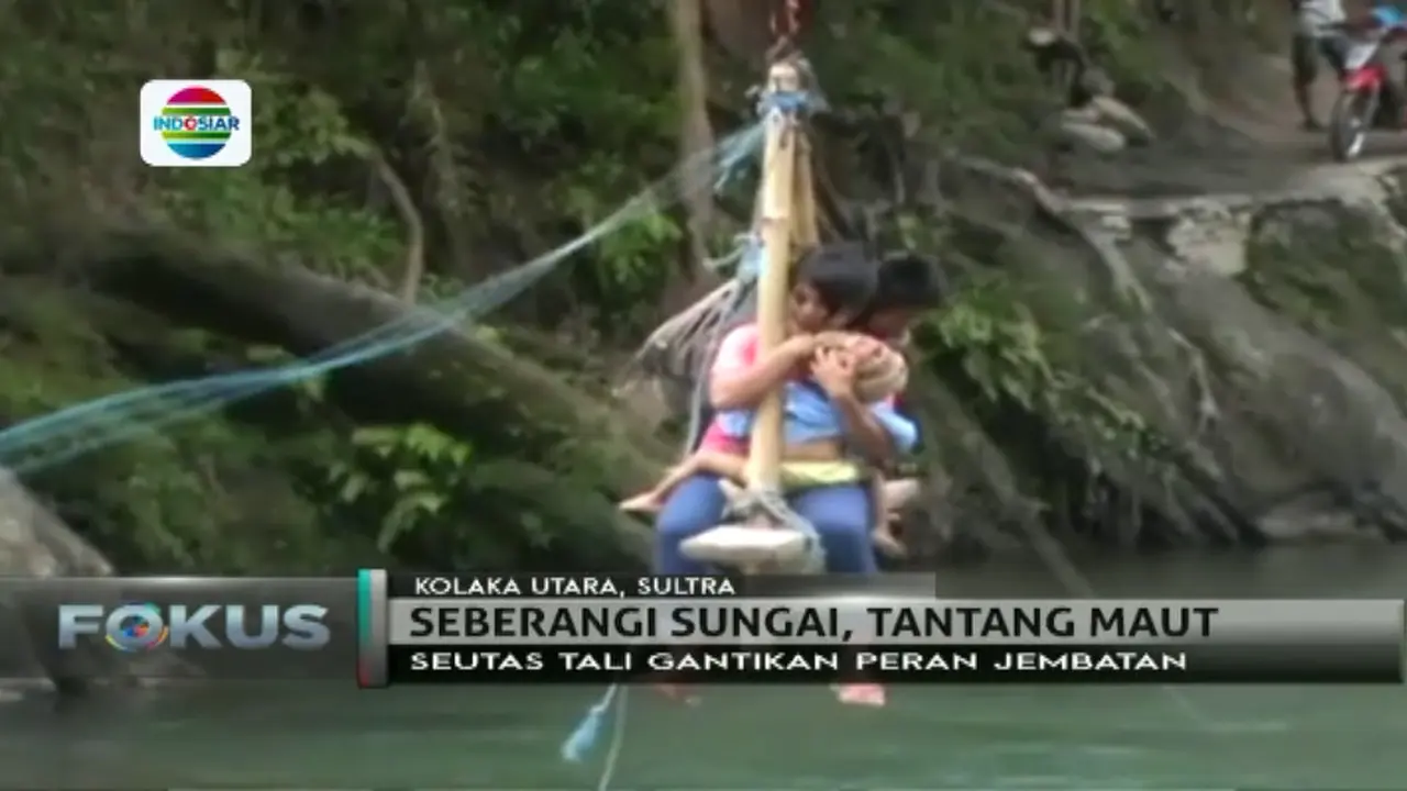 Warga Bertaruh Nyawa Sebrangi Sungai dengan Seutas Kawat
