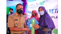 Wali Kota Makassar Danny Pomanto serahkan bantuan hunian tetap kepada korban kebakaran (Liputan6.com)