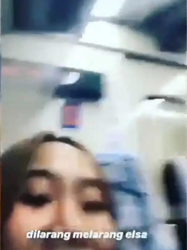 wanita vaping di kereta
