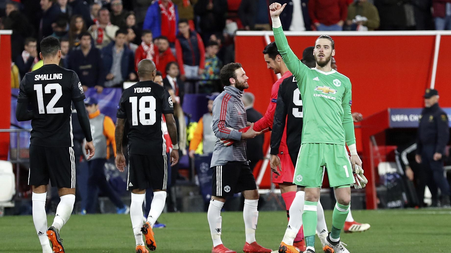 Kiper Manchester United, David de Gea (kanan) memberikan salam kepada suporter usai melawan Sevilla pada laga 16 besar Liga Champions di Ramon Sanchez Pizjuan stadium, Seville, (21/2/2018). (AP/Miguel Morenatti)