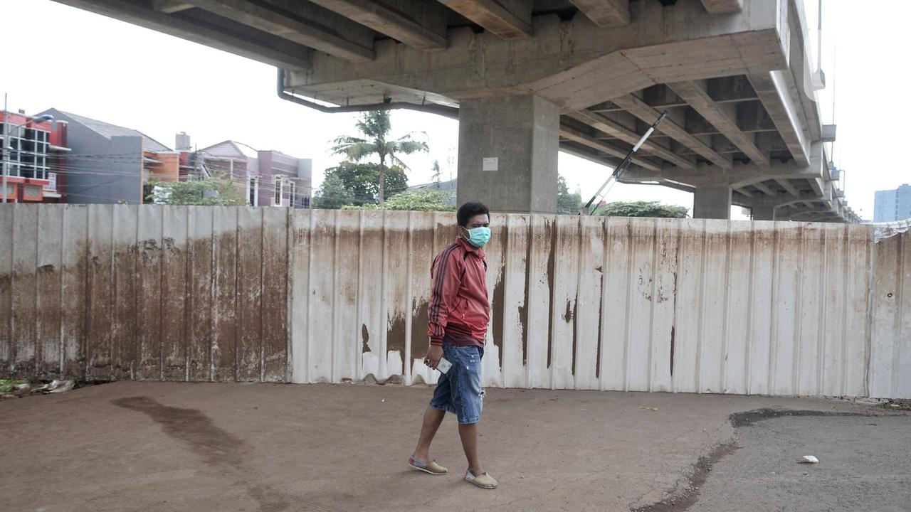 Khawatir COVID-19, Warga Cipinang Melayu Tutup Jalan dengan Seng