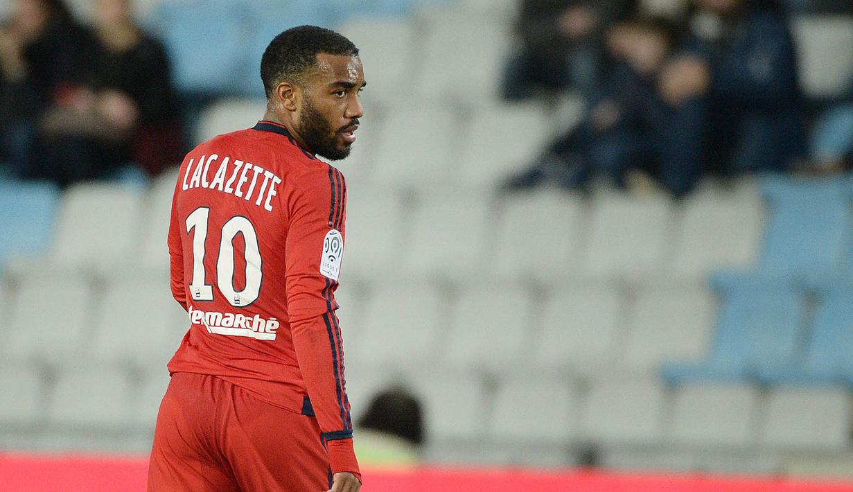 Pemain Lyon, Alexandre Lacazette menjadi pencetak gol ke gawang Valencia pada lanjutan liga Champions grup H di Stadion Mestalla, Valencia, Kamis (10/12/2015) dini hari WIB. (AFP Photo/Jean-Sebastien Evrard)