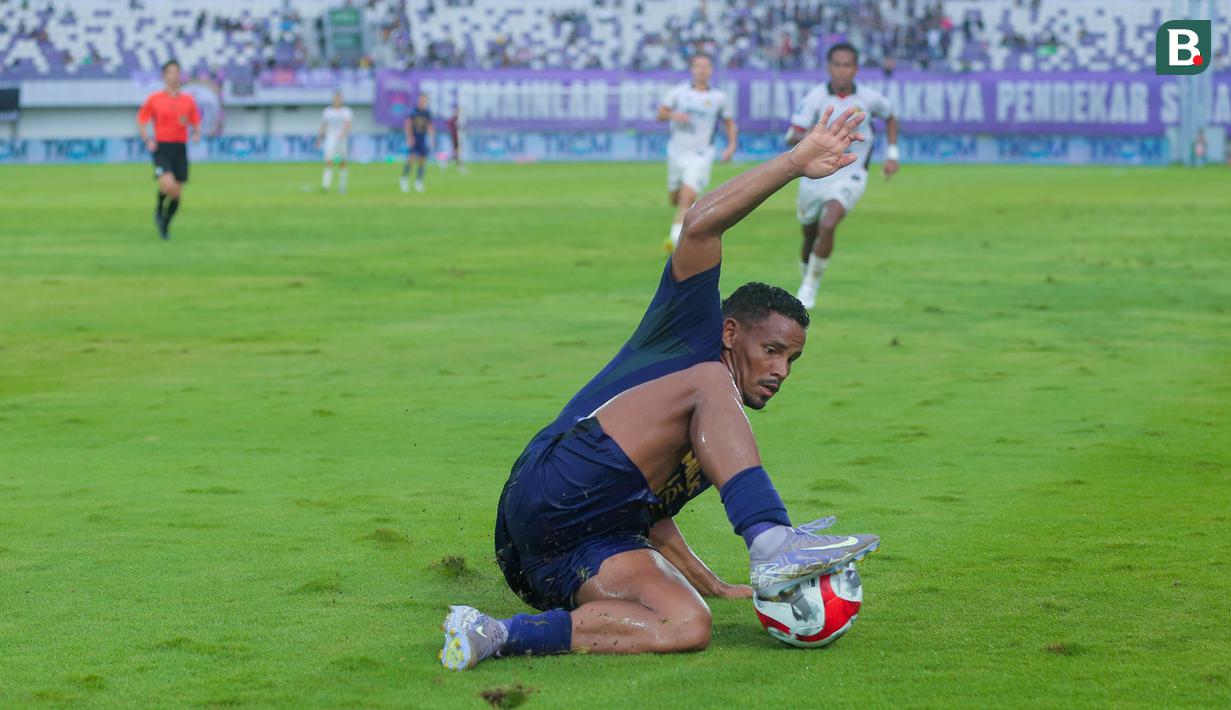 Pemain Persita Tangerang, Eber Bessa, berusaha menghentikan bola saat melawan Persik Kediri dalam laga lanjutan BRI Super League 2025/2026 di Stadion Indomilk Arena, Minggu (21/12/2025) sore WIB. (Bola.com/ M Iqbal Ichsan)
