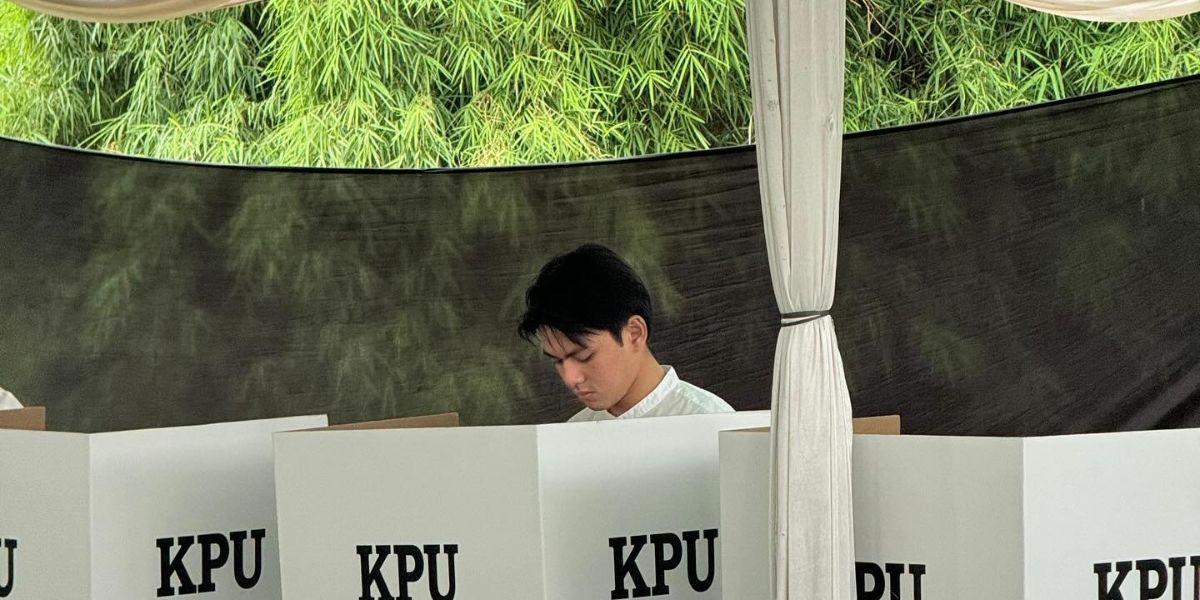 Potret Rey Boy saat di TPS pun langsung menuai perhatian para netizen di dunia maya. Tak sedikit yang malah merayunya.<br>