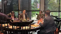 Presiden ke-7 RI Joko Widodo (Jokowi) bertemu dengan tim kuasa hukumnya di Menteng, Jakarta Pusat. Mereka membahas terkait pelaporan tentang dugaan pencemaran nama baik. (Liputan6.com/Nanda Perdana Putra)