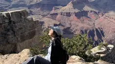 Liburan ke Negeri Paman Sam, Gege Elisa mengunjungi Grand Canyon. Dalam momen liburan tersebut, Gege tampil dengan busana kasual yang terlihat menawan. Melihat indahnya Grand Canyon, banyak momen diabadikan di media sosial Instagram(Liputan6.com/IG/@gegeelisa94)