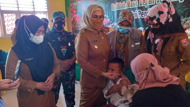 Wakil Bupati Bone Bolango (Bonebol) saat mendampingi siswa yang divaksinasi (Arfandi/Liputan6.com)