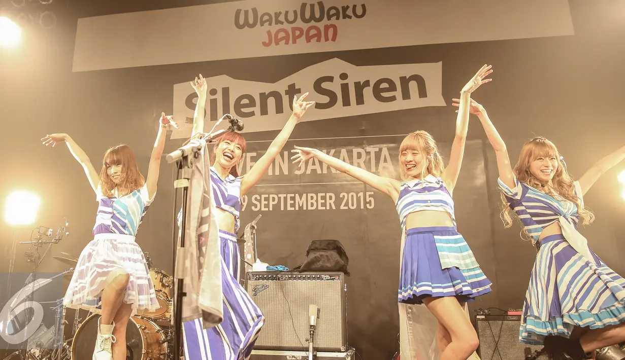 Grup band asal Jepang Silent Siren beraksi dalam konser yang di gelar di Annex Building, Jakarta, Sabtu (19/9/2015). Silent Siren terdiri dari 4 cewek cantik itu berhasil menghibur penggemarnya di Jakarta. (Liputan6.com/Faizal Fanani)