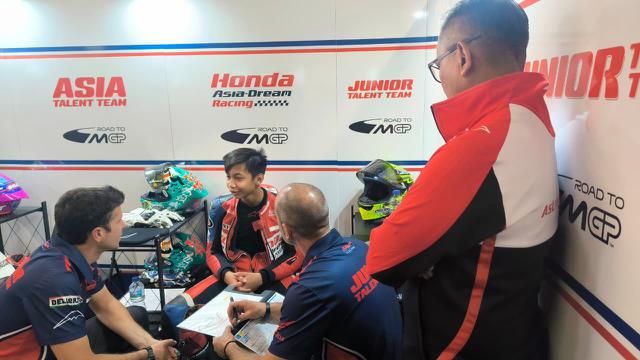 Pelatih  sedang memberikan arahan untuk Kiandra Ramadhipa