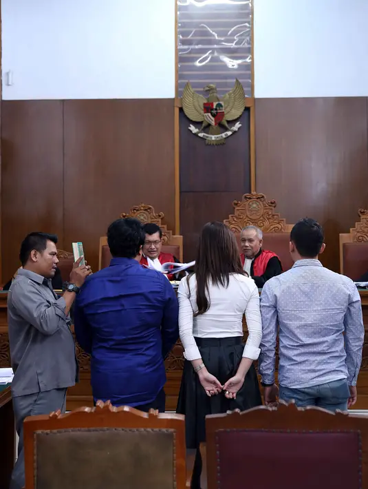"Agenda sidang pertama kasus laporan Bella Shofie terhadap AM yang mengupload video, ada 49 video. Isinya pelecehan terhadap klien kami," ucap Minola Sebayang selaku kuasa hukum Bella Shofie di PN Jakarta Selatan, Kamis (3/11). (Nurwahyunan/Bintang.com)
