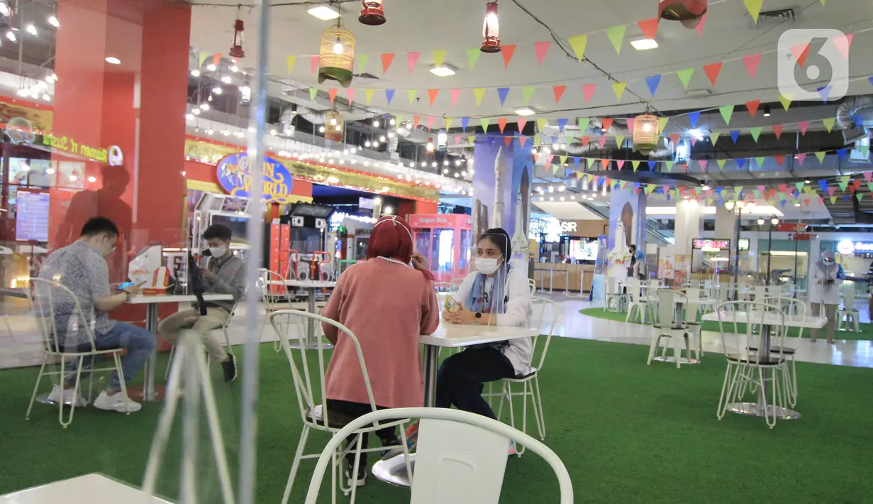 Pengunjung menikmati makanan di Mal Tangerang City di Kota Tangerang, Banten, Selasa (23/6/2020). Sejumlah mal di Tangerang telah dibuka kembali dengan menerapkan protokol kesehatan dalam melayani masyarakat selama status Pembatasan Sosial Berskala Besar (PSBB). (Liputan6.com/Angga Yuniar)
