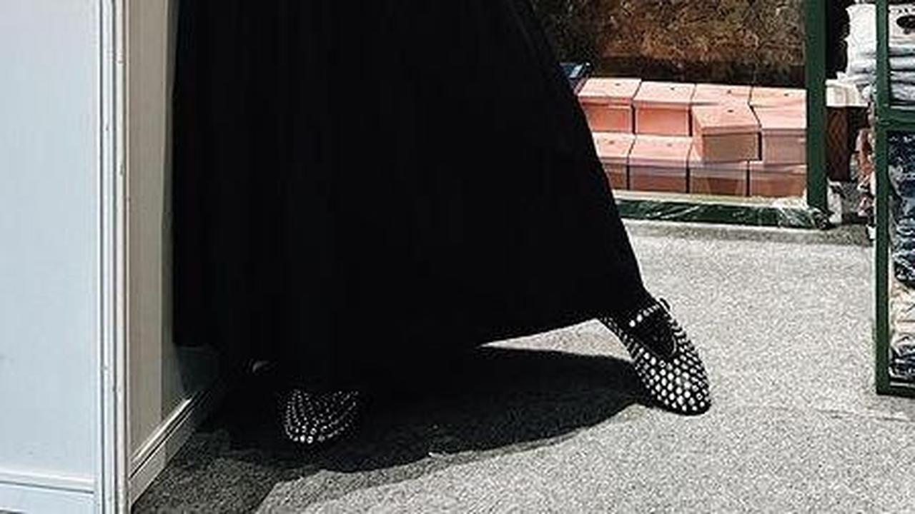 Tak banyak yang tahu, Nycta Gina juga memiliki brand busana muslim dan hijab sendiri lho.