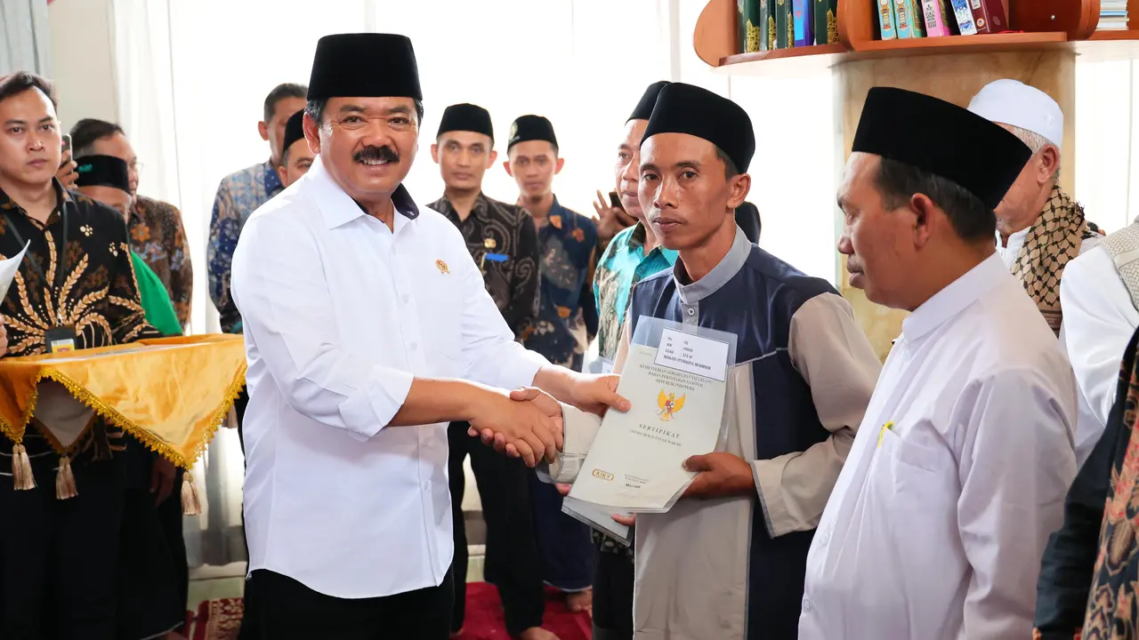 Menteri Agraria dan Tata Ruang/Kepala Badan Pertanahan Nasional (ATR/BPN), Hadi Tjahjanto melakukan kunjungan kerja ke Kabupaten Malang, Provinsi Jawa Timur, Jumat (24/11/2023). Ia menyerahkan 10 Sertifikat Redistribusi Tanah di Masjid Baitul Muttaqin, De