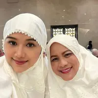 Erina Gudono salat Idul Fitri bersama sang mertua sekaligus ibu negara Iriana Jokowi. [Foto: @erinagudono]