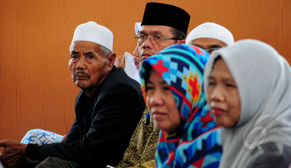 Pendukung Suryadharma Ali setia mengikuti jalannya sidang lanjutan praperadilan di PN Jakarta Selatan, Senin (31/3). sidang praperadilan SDA sempat ditunda karena tim hukum KPK tidak menyertakan lampiran asli surat kuasa. (Liputan6.com/Yoppy Renato)