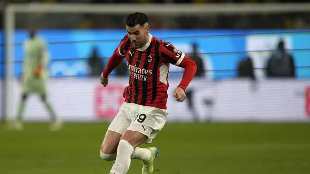 Pemain AC Milan Theo Hernandez mengontrol bola dalam laga final Piala Super Italia melawan Inter Milan di Stadion Al Awwal Park, Selasa (7/1/2025) dini hari WIB. (c) AP Photo/Altaf Qadri