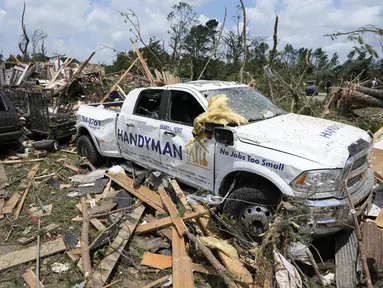 Sebuah kendaraan yang rusak terlihat di tengah puing-puing yang mengotori sebuah rumah setelah tornado melanda Louin, Mississippi, AS, Senin, 19 Juni 2023. (AP Photo/Rogelio V. Solis)