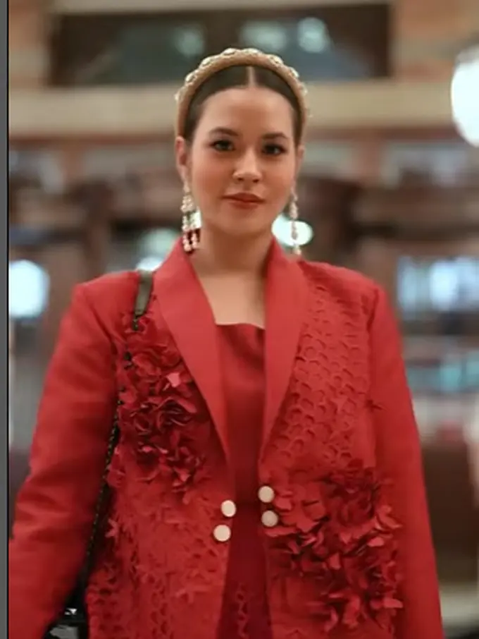 5 Tampilan Anggun Raisa Pemotretan di London Layaknya Model Profesional