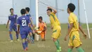 Pemain Persija U-17, Widianto, melakukan selebrasi usai mencetak gol ke gawang PCM di Stadion Cendrawasih, Jakarta, Senin, (24/7/2017). Persija Muda gagal lolos fase grup Piala Suratin setelah bermain imbang 1-1 melawan PCM. (Bola.com/M Iqbal Ichsan)