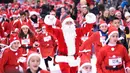 Orang-orang berpakaian seperti Sinterklas mengambil bagian dalam Santa Claus Run di Pristina, Kosovo, Minggu (16/12). Ratusan pelari berpartisipasi dalam lomba lari amal untuk menggalang dana bagi keluarga yang membutuhkan di Kosovo. (Armend NIMANI/AFP)