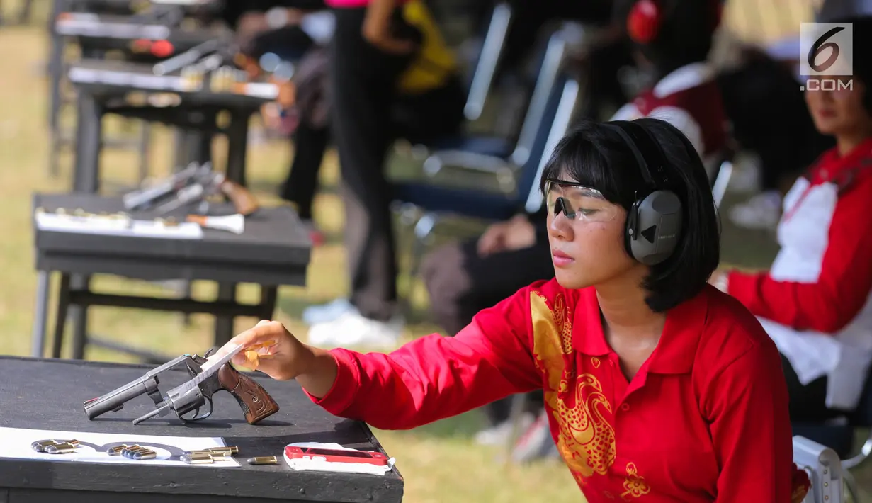 Polwan menyiapkan tembakannya saat mengikuti kejuaran menembak Polwan Cup tahun 2017 di Lapangan tembak Brimob, Kelapa Dua, Depok, Senin (4/9). Setiap Polda mengirimkan perwakilan untuk memeriahkan acara tersebut. (Liputan6.com/Faizal Fanani)