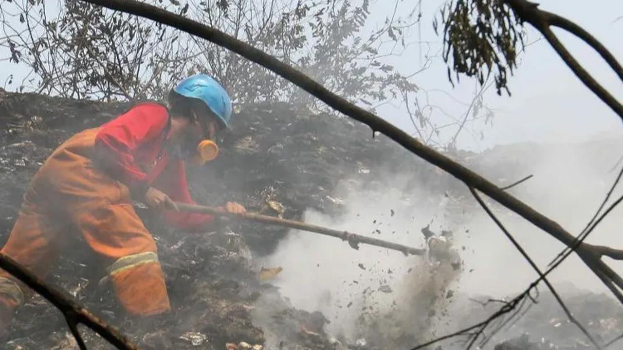 Heroik! Petugas Damkar Sampai Pakai Selang Oksigen Saat Berjuang dalam Kapungan Asap Bakar TPA di Tangerang