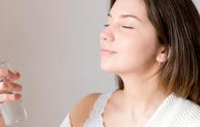 Tak Perlu Repot Bawa Bedak, Coba Teknik Sandwich Setting Spray yang Bikin Penampilan Flawless Sepanjang Hari