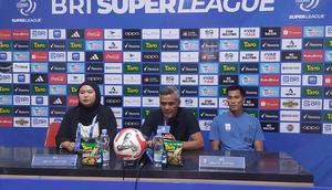 Pelatih Malut United, Hendri Susilo. (Bola.com/Ana Dewi)